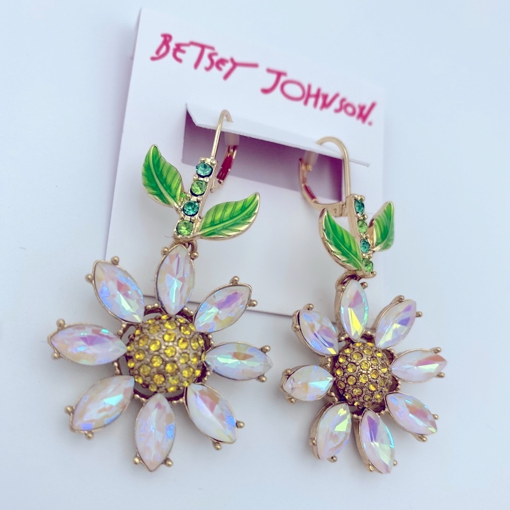 NWT Betsey Johnson Daisy Drop Earrings!